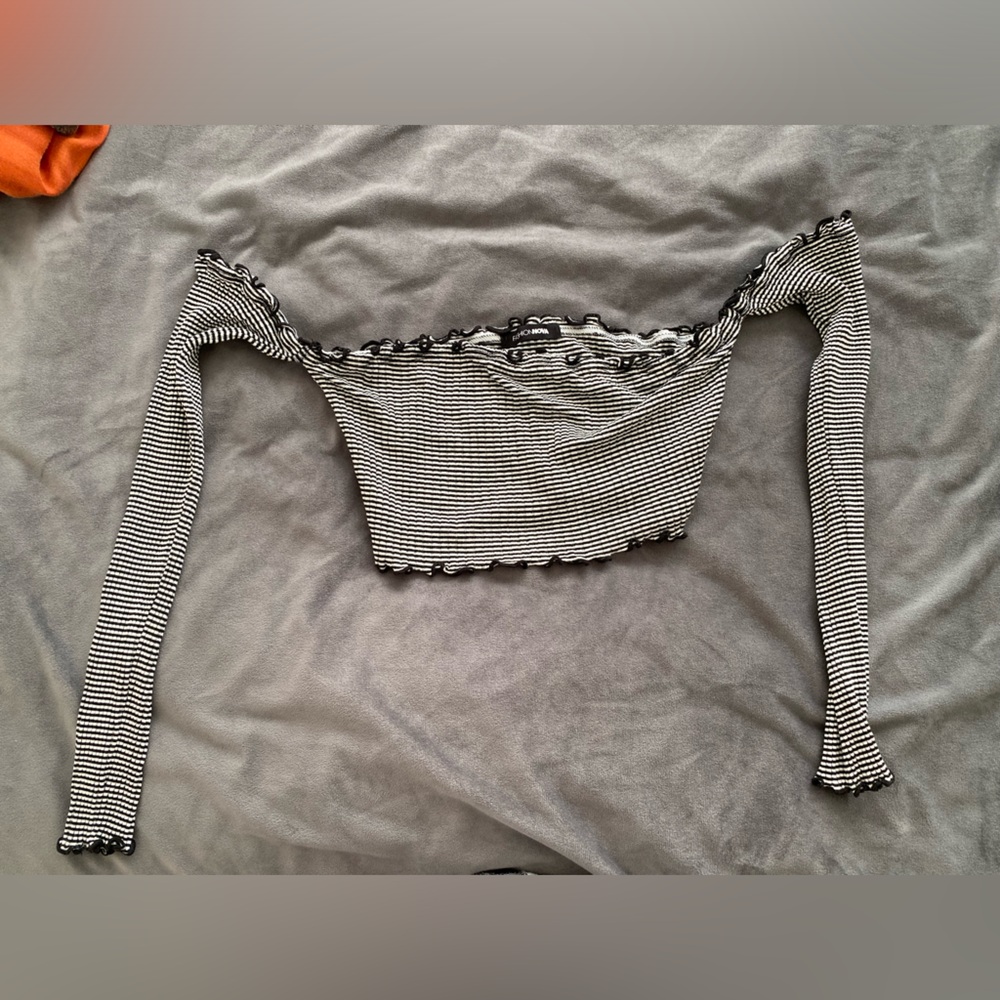 Fashion Nova long sleeve crop top